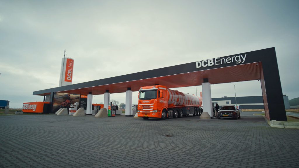 DC Berkel Groep heeft aan de snelweg A17 even ten noordwesten van Roosendaal een DCB Energy Hub geopend. Op de locatie die ‘LZV-proof’ is kunnen zowel bestelwagens als de grootste vrachtwagens ‘groen’ tanken en snelladen.