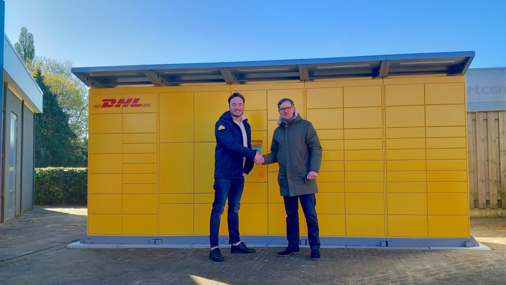 AVIA Vollenhoven breidt het aantal services dat het bij haar tankstations biedt verder uit. Zo zijn twee AVIA-tankstations in het netwerk nu uitgerust met een DHL-pakketautomaat waar consumenten postpakketten kunnen verzenden en afhalen. Als het aan AVIA Vollenhoven ligt, komen er meer tankstations met een pakketwand.