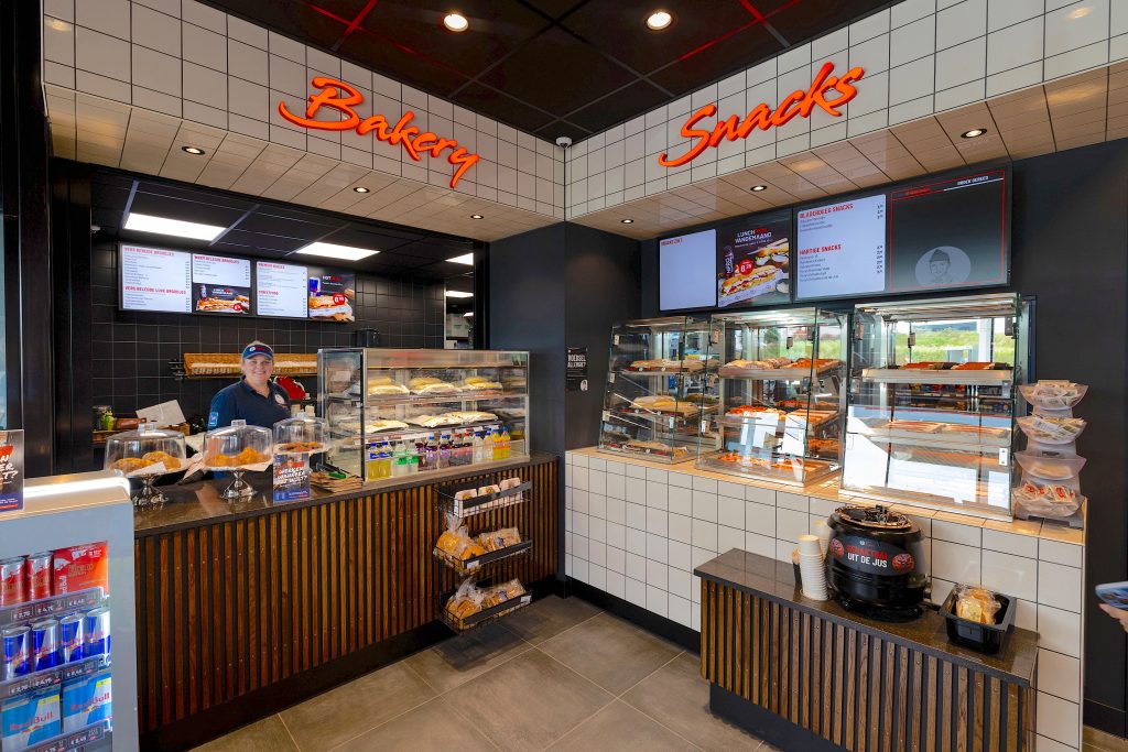 De Haan heeft deze week de compleet vernieuwde ESSO ‘Stadshagen’ in Zwolle geopend. Het tankstation aan de Stadshagenallee biedt de nieuwste versie van de shopformule Tony’s Street Food met bakery en zithoek. Daarnaast kunnen bezoekers er terecht voor een carwash, wasboxen, stofzuigplein, Boedelbakverhuur en een DHL- en PostNL-pakketwand.