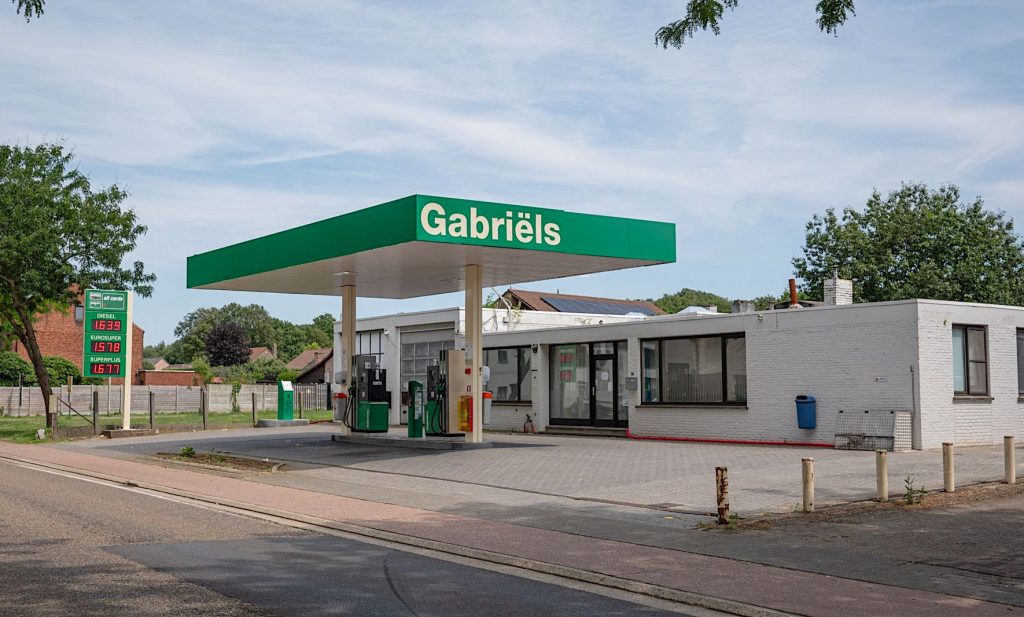 De Belgische tank- en laadstationformule Gabriëls heeft twee tankstations overgenomen van Dupo. Beide tanklocaties in Vlaanderen zijn inmiddels volledig vernieuwd en tonen nu de groene uitstraling van Gabriëls.