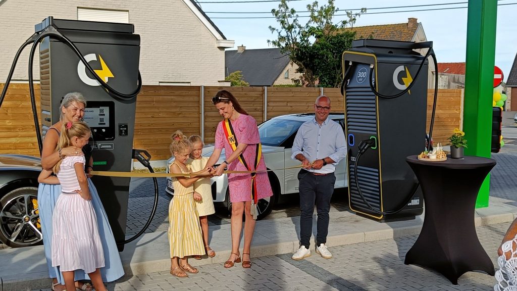 In het Belgische Ardooie, ten noordoosten van het Vlaamse Roeselaere, heeft Ghesquière een groot overdekt laadplein voor elektrische personenauto’s geopend. Het laadplein is de 250e laadlocatie van Powerland en biedt achttien laadpunten, carpoolservice, pakjesautomaat en vendingmachine.