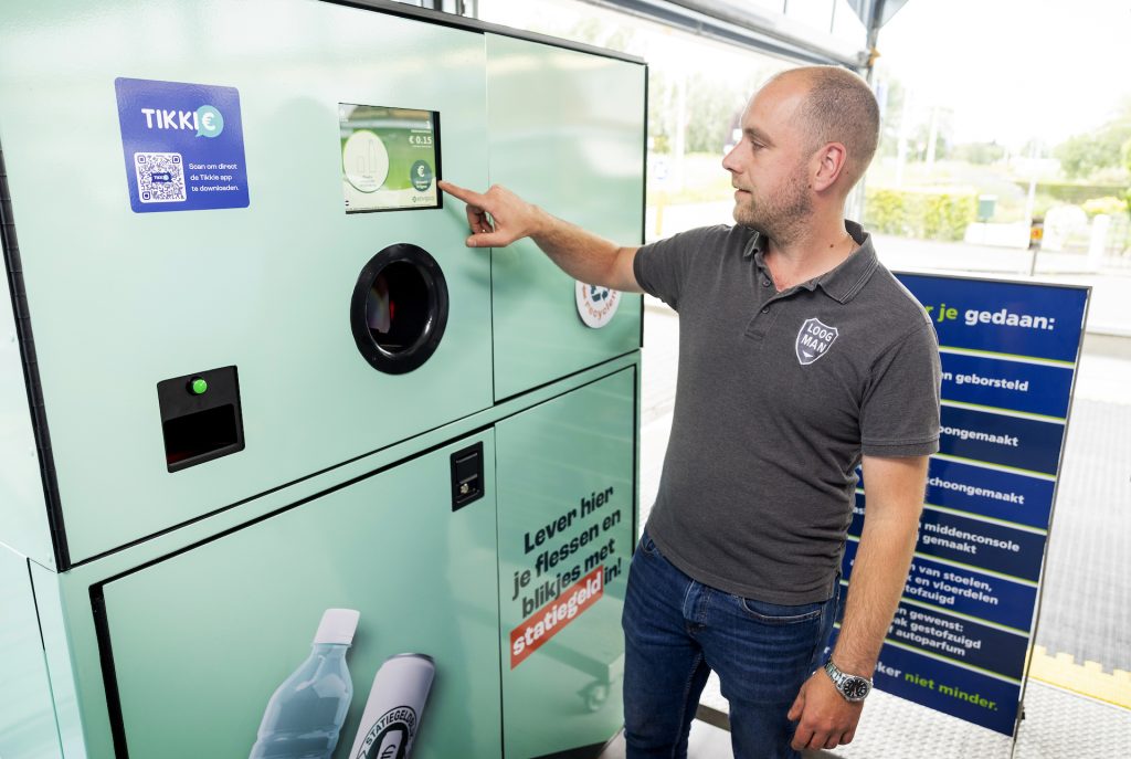 Bij een groeiend aantal tankstations langs de snelwegen in Nederland kunnen consumenten lege statiegeldflesjes en -blikjes inleveren. Bij wasstraten is de service er echter nog bijna nergens. Daarom biedt Loogman tanken & wassen in Aalsmeer als een van de eerste wasstraten nu een statiegeldautomaat met directe terugbetaling.