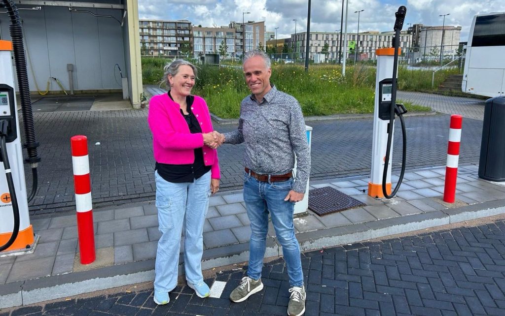 Het enige door studenten geëxploiteerde tankstation ter wereld, Kriterion Studentenpomp aan de IJburglaan in Amsterdam, is door Vissers Energy uitgebreid met een laadplein voor zowel personenauto’s als trucks. Eventuele netcongestie werd door Vissers Energy omzeild ‘door vooruit te denken’.