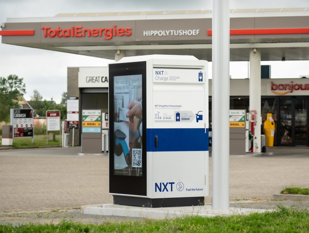 NXT Mobility heeft bij het TotalEnergies-tankstation in het Noord-Hollandse Hippolytushoef een snellaadlocatie geopend waar zowel personenauto’s als trucks kunnen laden. De laadlocatie kon volgens GP Groot worden gebouwd ondanks de beperkte stroomnetcapaciteit ter plaatse.