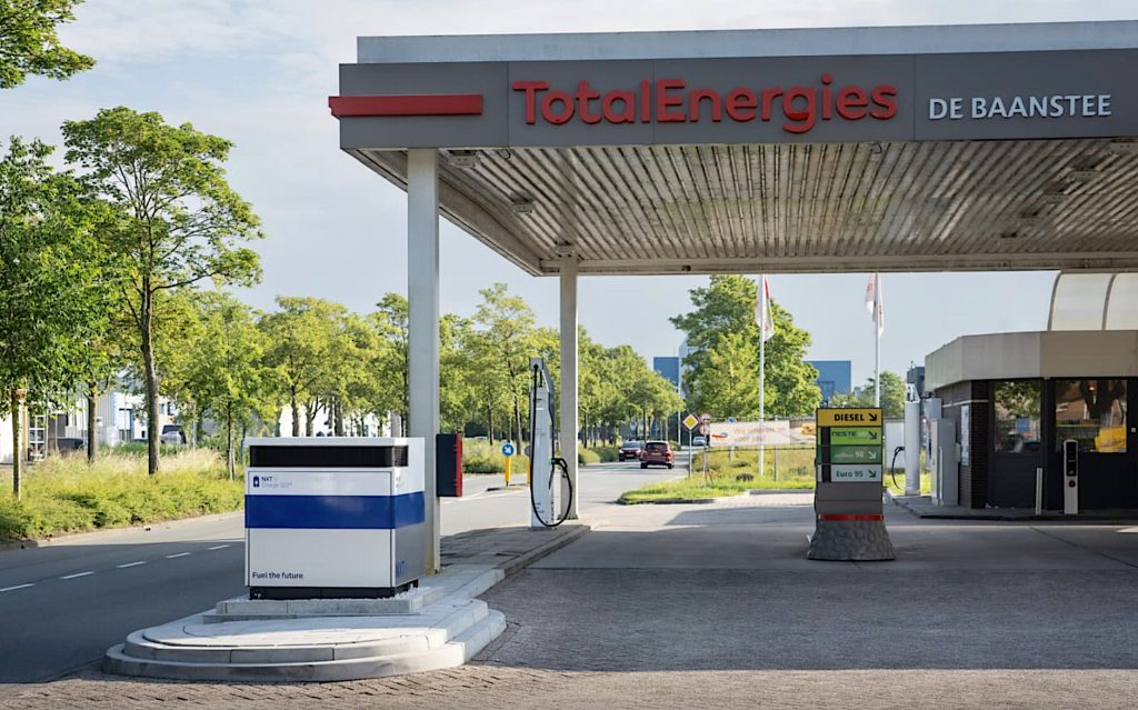 Heel Nederland kampt met krapte op het stroomnet, maar nergens is het zo nijpend als in de provincie Noord-Holland. Toch realiseerde NXT Mobility bij TotalEnergies-tankstation ‘De Baanstee’ in Purmerend een laadpunt waar een of twee personenauto’s kunnen snelladen tot 320 kW.