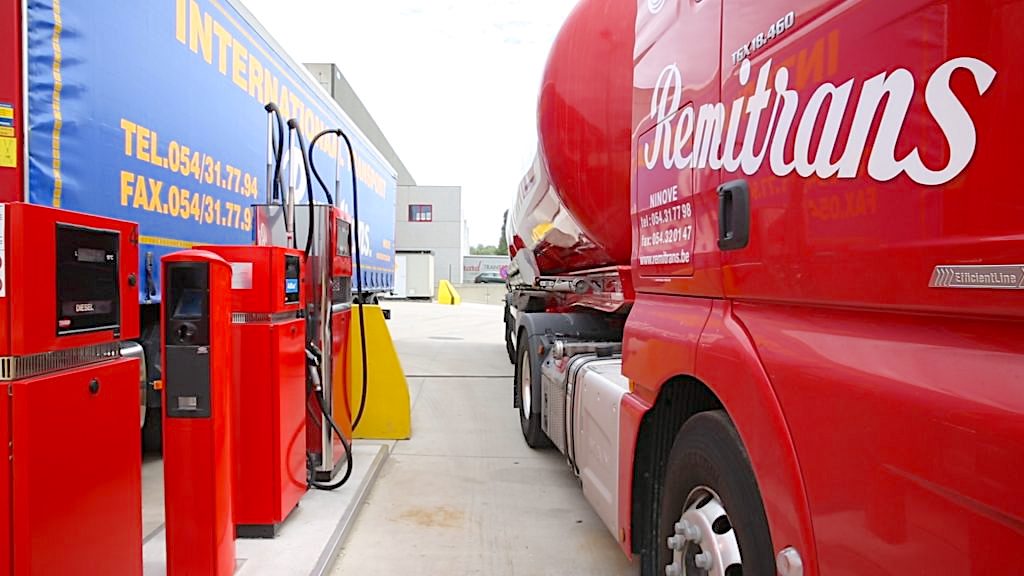 Transportbedrijf Remitrans, met zeventig vrachtwagens en honderd opleggers een van de grootste vervoerders van België, krijgt in de plaats Ninove een eigen tankstation waar het wagenpark van het bedrijf LNG gaat tanken. Het LNG-tankstation wordt, grotendeels prefab afgemonteerd, gerealiseerd door het Nederlandse Liqal.