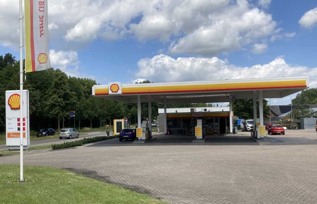 De Haan Tankstations heeft het netwerk uitgebreid met twee bemande tanklocaties: Shell ‘Jetten’ in Boxmeer en bp ‘Zeijerveen’ aan de snelweg A28 bij Assen. Beide tankshops zijn hierbij vernieuwd naar Tony’s, de shopformule van De Haan.