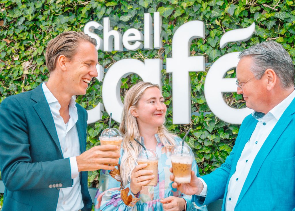 Shell zet in de tankstations in Nederland met een Shell Café, drie ijskoffies op de menukaart die worden gemaakt met behulp van de opschuimmachine van Lattiz. De samenwerking die Shell en Lattiz, een merk van FrieslandCampina, sinds 2016 hebben, krijgt hiermee een ijskoud vervolg.