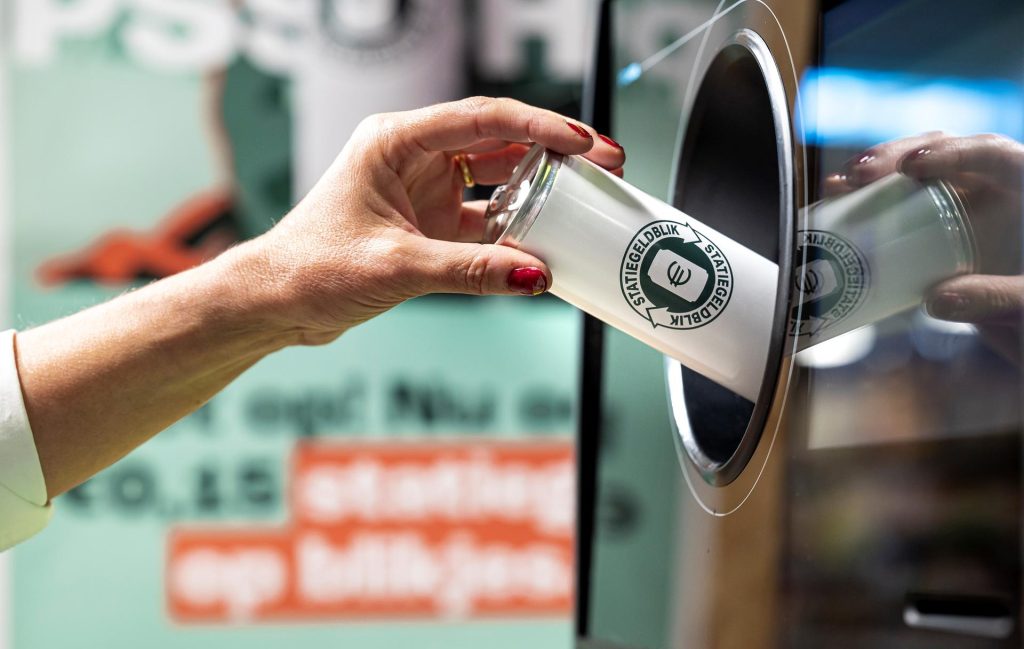 Tankstations willen wel dat consumenten lege statiegeldflesjes en -blikjes op de stations inleveren, maar ze willen er niet toe worden verplicht om de verpakkingen weer in te nemen. Dat blijkt uit een rondvraag van de NOS.