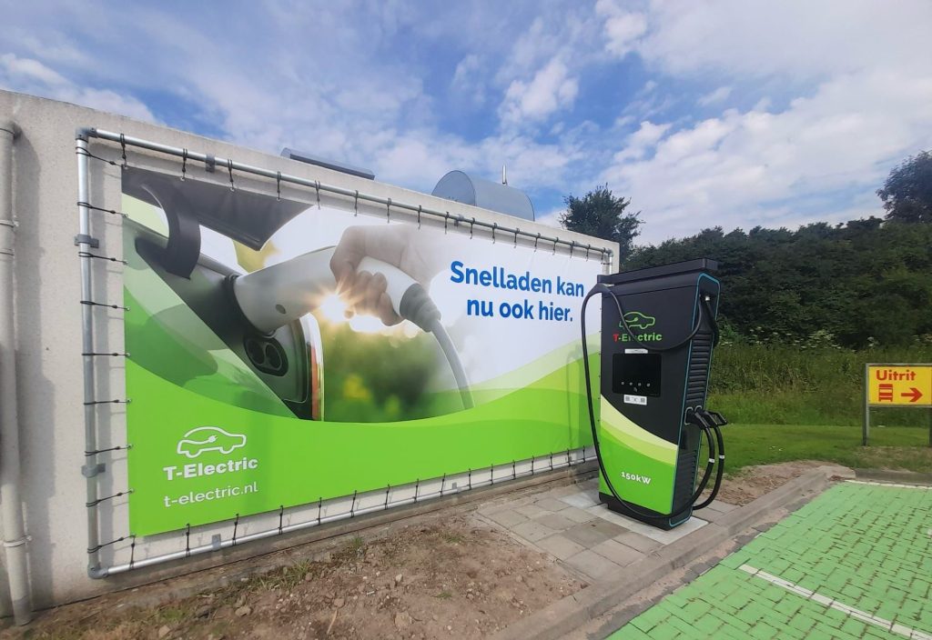 Bij het Shell-tankstation aan het Dijkje in het Brabantse Nieuwendijk is een nieuwe snellader met een vermogen tot 150 kW geplaatst. De T-Energy snellader, een product van Tamoil Nederland, vervangt de lader van OG Clean Fuels die jarenlang op de locatie bij Shell Nieuwendijk stond.