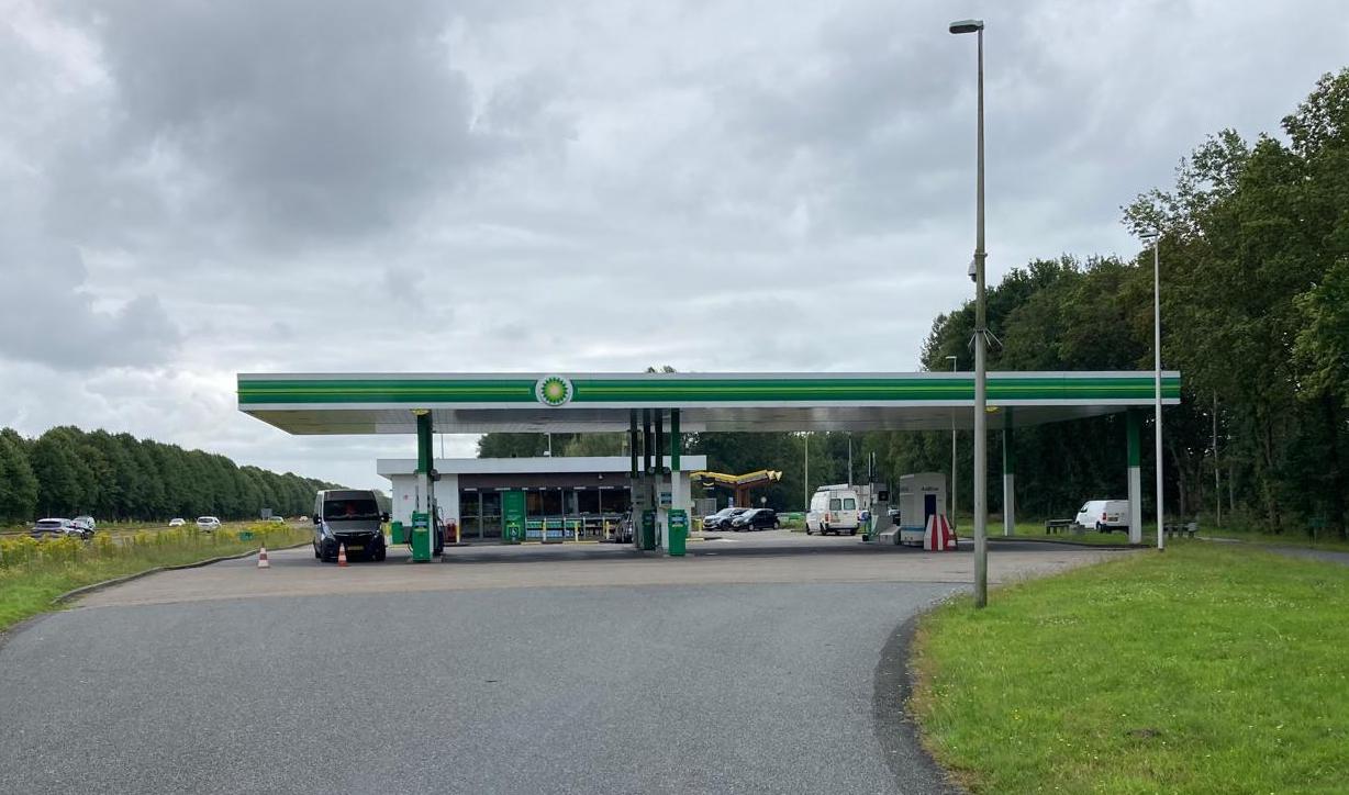 De Haan Tankstations heeft het netwerk uitgebreid met twee bemande tanklocaties: Shell ‘Jetten’ in Boxmeer en bp ‘Zeijerveen’ aan de snelweg A28 bij Assen. Beide tankshops zijn hierbij vernieuwd naar Tony’s, de shopformule van De Haan.