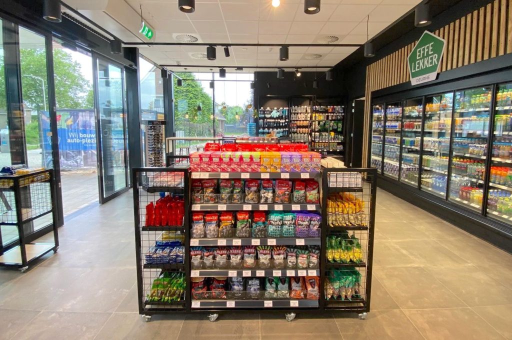 In het ESSO-tankstation aan de Leembaan in Deurne opende eind juli na jaren van voorbereiding een vernieuwde shop. De reguliere ESSO-shop heeft een complete metamorfose ondergaan en biedt bezoekers nu een Effe Lekker, de derde van Nederland.