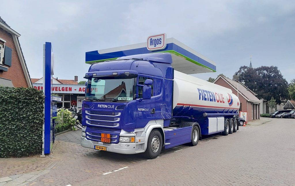 Fieten Olie heeft per 1 augustus twee tankstations overgenomen in het Overijsselse Enter. Met de overname is het bedrijf uit Hollandscheveld vlakbij de mijlpaal van 75 tanklocaties gekomen.