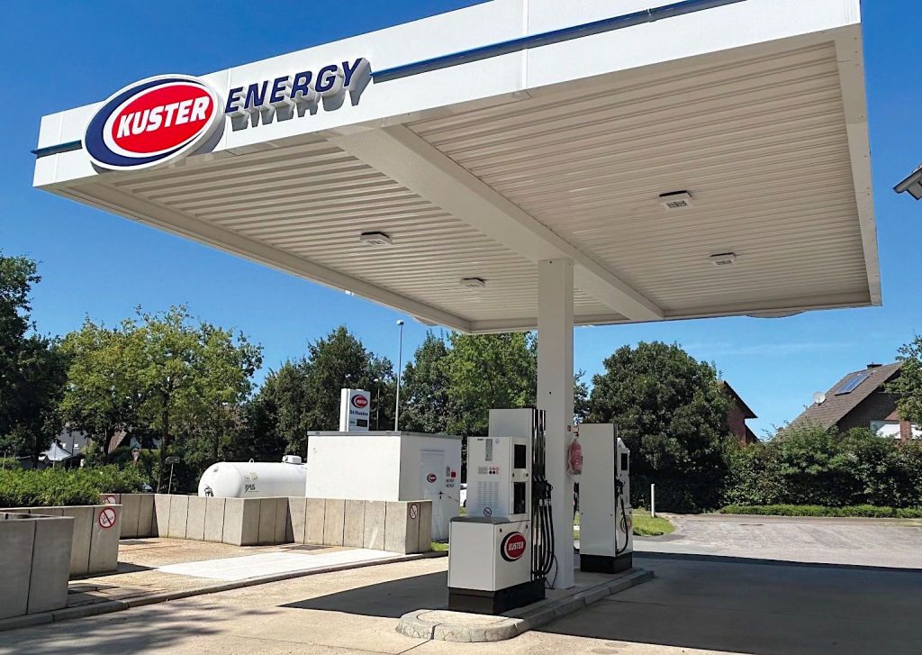 Het Nederlandse Kuster Energy blijft actief in Duitsland. Na dit voorjaar het bij Nederlanders bekende tankstation in Emmerich van een Kuster Energy Point shop te hebben voorzien, heeft het nu het netwerk uitgebreid met een nieuwe tanklocatie in Bocholt Barlo.