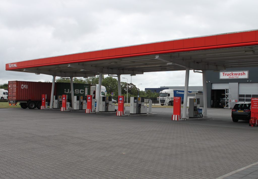 H. van Dijkhuizen Energy & Mobility blijft op het immense servicestation ‘Medel’ in Tiel het aantal services uitbreiden. Deze week is er een laadplein geopend waar zowel personenauto’s als vrachtwagens kunnen laden. In 2025 kan er ook waterstof getankt worden.