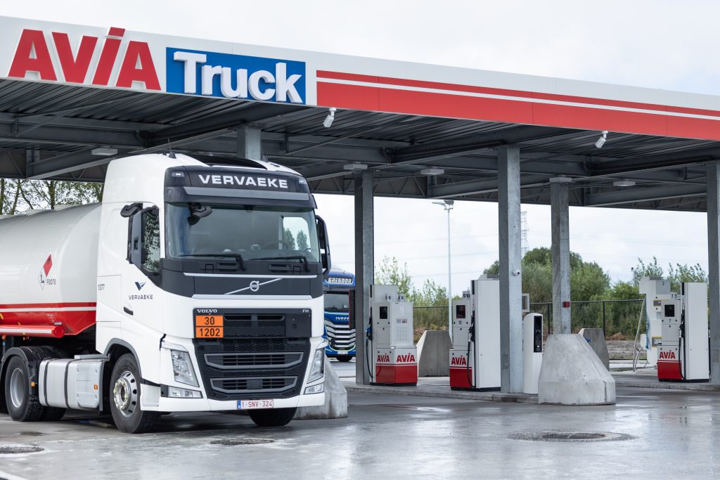 Tankterminal, dienstverlener voor tankwagens, heeft in de transportzone van de Belgische havenplaats Zeebrugge onder de formulenaam AVIA een multi-fuel tankstation voor vrachtwagens geopend met een aanbod aan traditionele en nieuwe, ‘groene’ brandstoffen waaronder LNG.