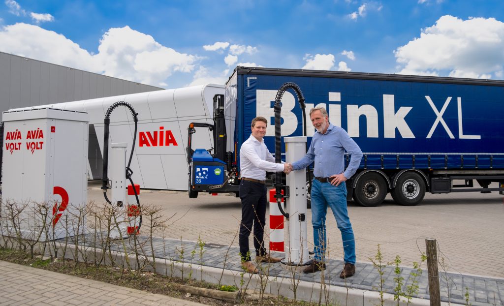 Elektrische vrachtwagens kunnen vanaf 3 oktober laden op het door AVIA Volt en Brink XL gezamenlijk gerealiseerde laadplein aan de De Bleek in Enter. Het volgens beide bedrijven ‘grootste openbare trucklaadplein van Nederland’ wordt op deze dag officieel geopend door wethouder Richard Kortenhoeven van de gemeente Enter Wierden.