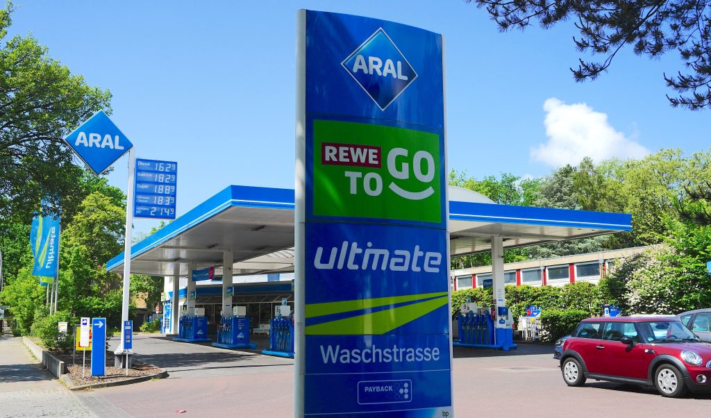 De Bondsregering van Duitsland blijft bij haar eis dat alle tankstationformules met tenminste 200 locaties vanaf 1 januari 2028 op elke tanklocatie minimaal één snellaadstation met een vermogen van 150 kW of meer zullen aanbieden. De olie-industrie van het land had om uitstel gevraagd, maar dit is nu dus afgewezen.