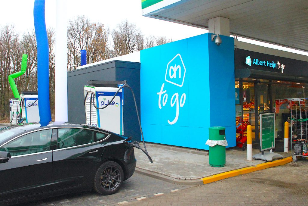 Het aantal tankstations in Europa zal de komende 25 jaar met bijna de helft afnemen, vooral als gevolg van de verandering van het wagenpark. In Nederland zal het aantal tankstations met 51 procent teruglopen van 4100 nu naar 2000 in 2050. Dit stelt Sia Partners na onderzoek.