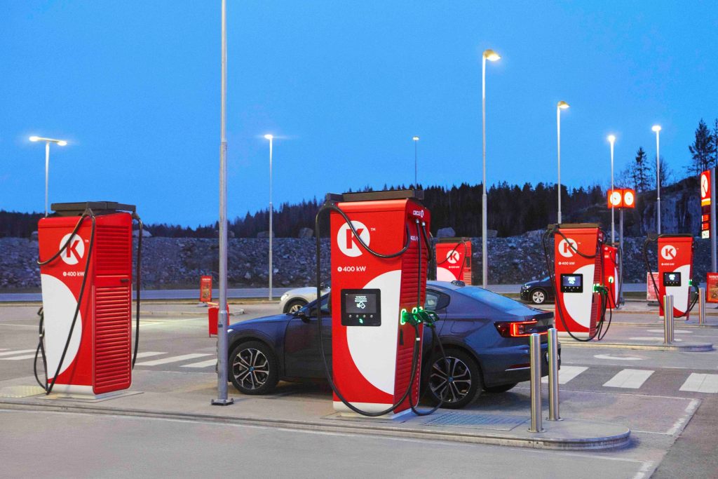 Het Deense bedrijf Spirii, een wereldwijde leverancier van EV-laadoplossingen, is voortaan verantwoordelijk voor het beheer en onderhoud van de laadinfrastructuur op alle servicestations van Circle K in Nederland, België, Luxemburg en Duitsland. Het aantal Circle K laadstations is nu nog klein, maar moet de komende jaren flink groeien.