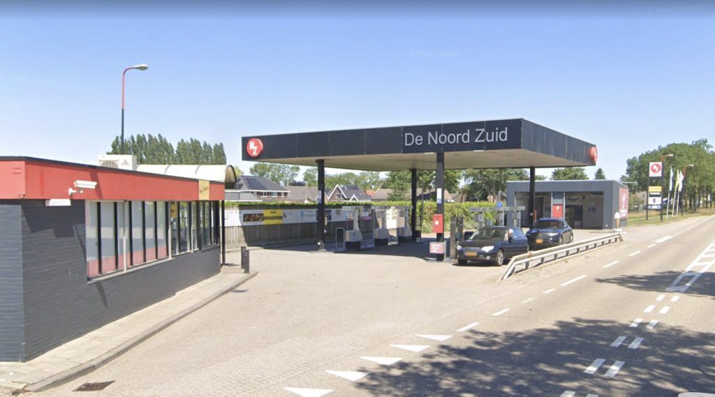 Tankstation ‘De Noord Zuid’ aan de N329 tussen het Brabantse Oss en Druten wordt vanaf september geëxploiteerd door TinQ. Hoewel de naam van het tankstation voorlopig onveranderd blijft, gaan deze week de pompen en apparatuur al over naar TinQ.