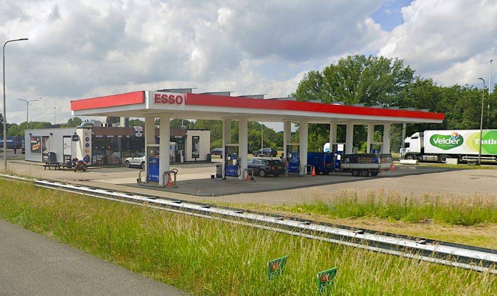 Tijdens de 22e door het Rijksvastgoedbedrijf in Den Haag gehouden huurrechtenveiling, zijn vijf van de negen tankstationlocaties in handen gekomen van een nieuwe partij. EG Retail tastte van alle deelnemers aan de veiling het diepst in de buidel en wist voor bijna 20,5 miljoen euro twee tanklocaties te behouden en er een nieuwe bij te krijgen.