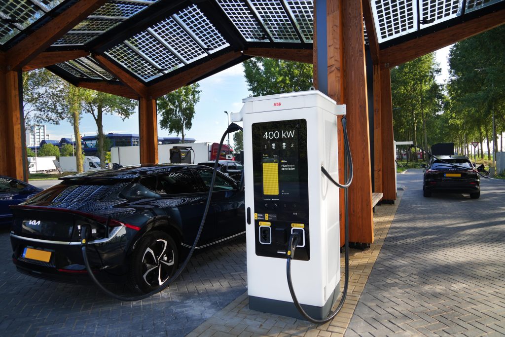 Fastned heeft op stopplaats ‘Den Ruygen Hoek West’ aan de snelweg A4 bij Schiphol twee A400 All-in-One snelladers van ABB E-mobility geplaatst. De twee bedrijven doen met de 400 kW snelladers een gezamenlijke test ’om de gebruikerservaring te kunnen verbeteren’.