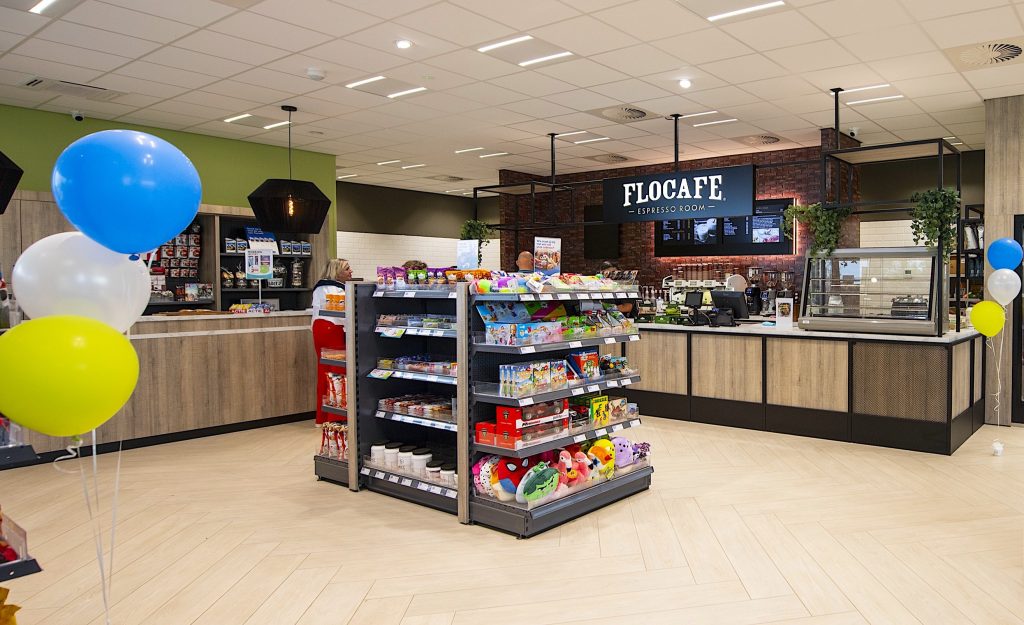 Het bekende Shell-tankstation ‘Duinzicht’ aan de N201 in Zandvoort wordt op dit moment vernieuwd om begin oktober te openen met een luxe Flocafe Espresso Room shop. Het servicestation in het netwerk van Tamoil wordt het tweede tankstation in Nederland met een Flocafe.