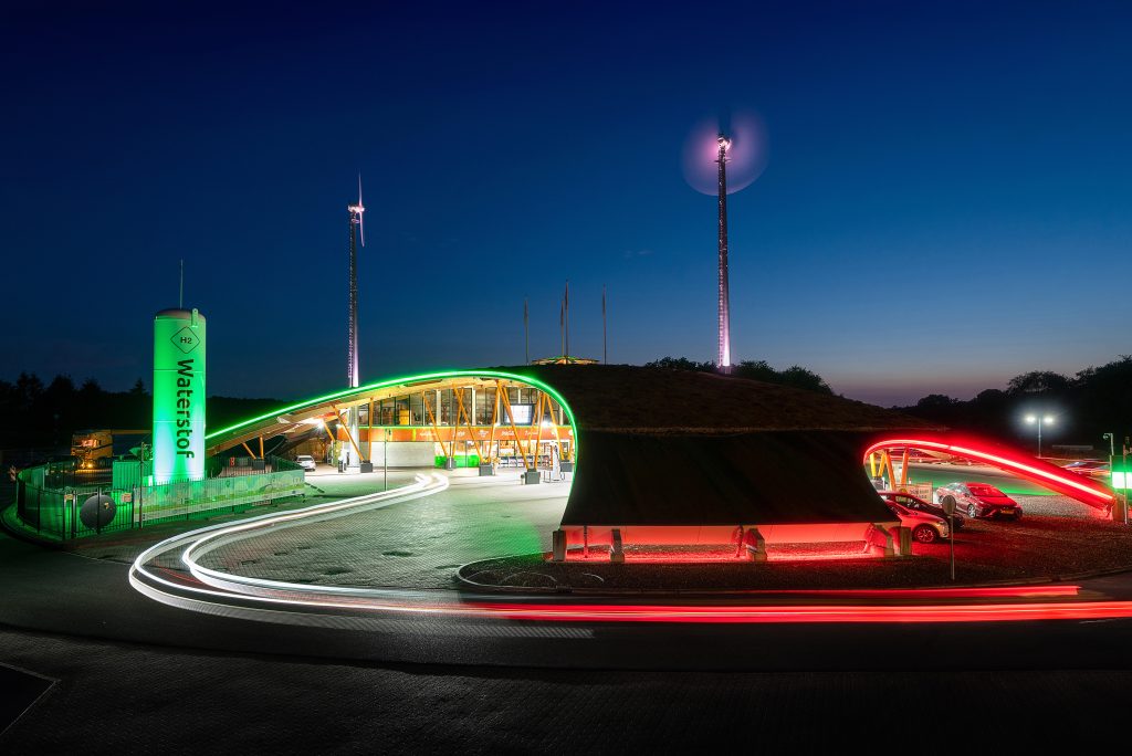 Tankstationondernemer en eigenaar Edward Doorten organiseert op dinsdag 1 en woensdag 2 oktober bij Green Planet Pesse zogenaamde ‘Open Huis Dagen’ en kennissessies. In het aan de snelweg A28 bij het Drentse Pesse gelegen ‘tankstation van de toekomst’ kunnen bezoekers zien wat de actuele stand van zaken is op het gebied van zero-emissie vervoer, elektrisch laden, waterstof en alternatieve brandstoffen.