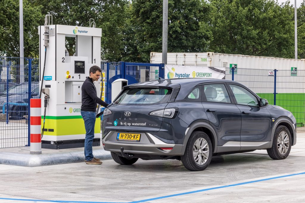 Koning Willem-Alexander opent op vrijdag 4 oktober in Nieuwegein het Hysolar productiestation voor groene waterstof. De nieuwe faciliteit stelt Hysolar in staat jaarlijks 300.000 kilo aan groene waterstof te produceren. Via een pijpleiding zal de waterstof ook worden geleverd aan het Greenpoint Hysolar waterstofstation aan de Morsebaan in Nieuwegein.