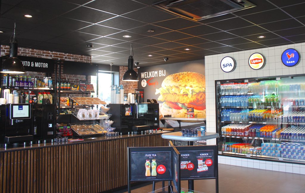 De Haan heeft het Haan-tankstation ‘Spaanse Polder’ aan de Matlingeweg in Rotterdam compleet vernieuwd. Blikvanger is de shop die nu de nieuwste versie van formule Tony’s Street Food biedt. Als servicestation op het immense bedrijventerrein zijn er ook laadpalen en wasboxen.