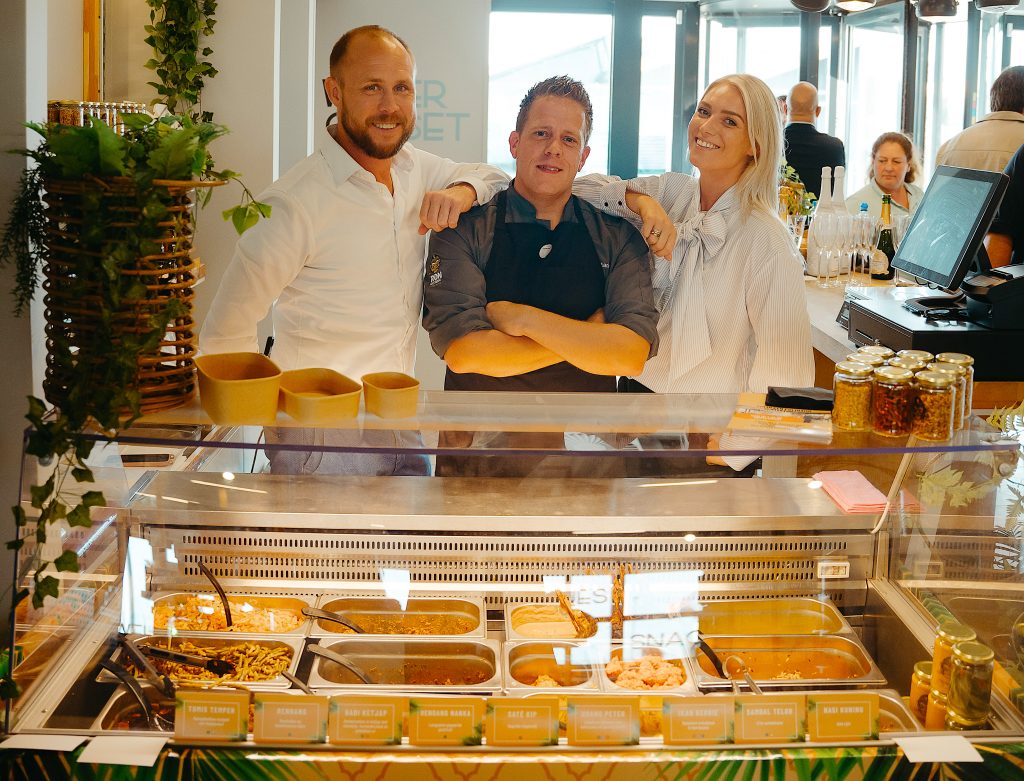 In Kriterion Studentenpomp in Amsterdam is een Ron Gastrobar Toko geopend. Bezoekers aan het bp-tankstation kunnen er Indische gerechten laten opscheppen en ook ‘ready to heat’ maaltijden meenemen die door chef-kok Ron Blaauw zijn ontwikkeld. ‘De verkoop van maaltijden vanuit tankstations is al vaker geprobeerd, zonder veel succes. Maar wij geloven hierin.’