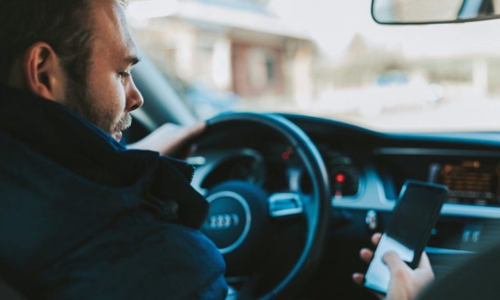 Voor foutief parkeren op een gehandicaptenplek geldt momenteel een van de hoogste boetes van liefst 490 euro. Volgens de meeste Nederlandse automobilisten (62%) is dit echter onterecht en verdient smartphonegebruik in het verkeer de hoogste boete.