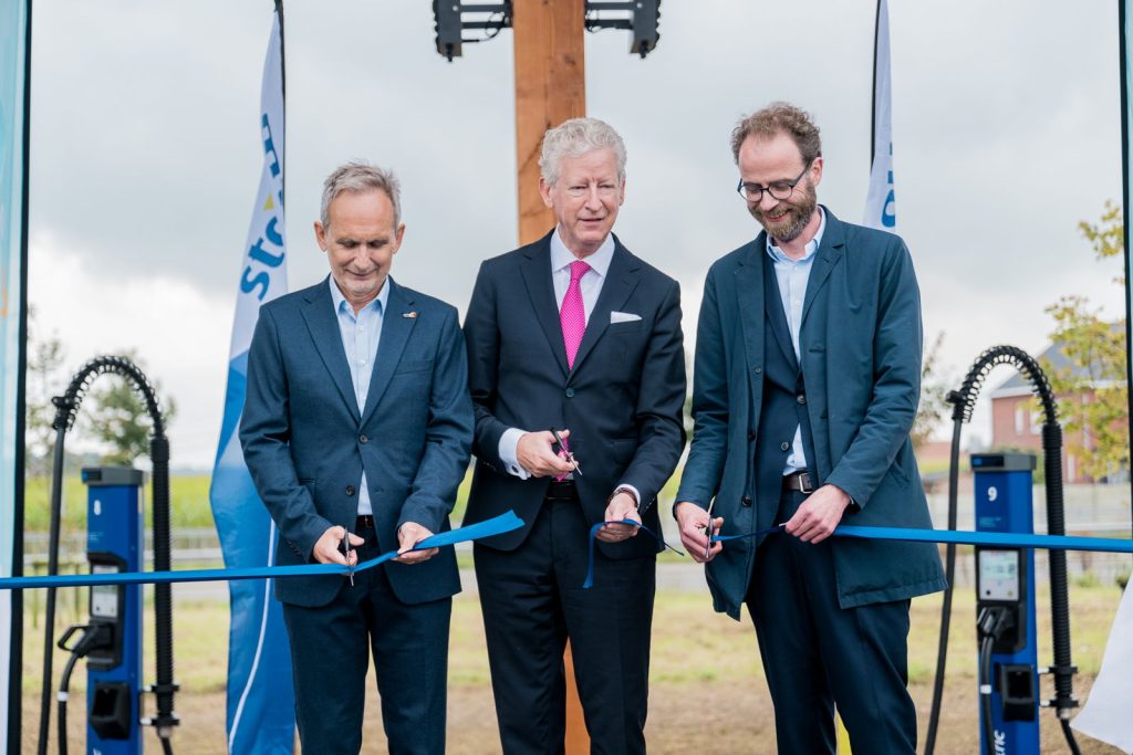 Q8 en hernieuwbare energiebedrijf Storm hebben woensdag in België de eerste vier van de in totaal tweehonderd geplande Q8 electric snellaadstations geopend. In het eerste kwartaal van 2025 openen ook de eerste full service snellaadstations met shop en restaurant.