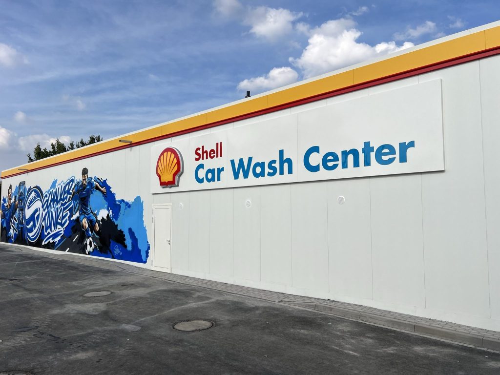 Shell start in Duitsland met wasstraten die zelfstandig en dus los van de eigen tankstations worden geëxploiteerd. De eerste proeflocatie wordt volgende maand gerealiseerd aan de Daimlerstrasse in Gelsenkirchen. Shell werkt voor het initiatief nauw samen met carwashspecialist WashTec AG uit Augsburg.