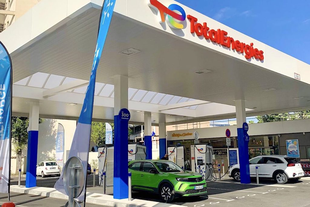 TotalEnergies Mobility Solutions is in thuisland Frankrijk dichtbij de mijlpaal van 250 bemande tankstations waar geen brandstof kan worden getankt, maar alléén elektrisch kan worden geladen. In Marseille opende het bedrijf dit weekend het 230e ‘100% electric service station’.