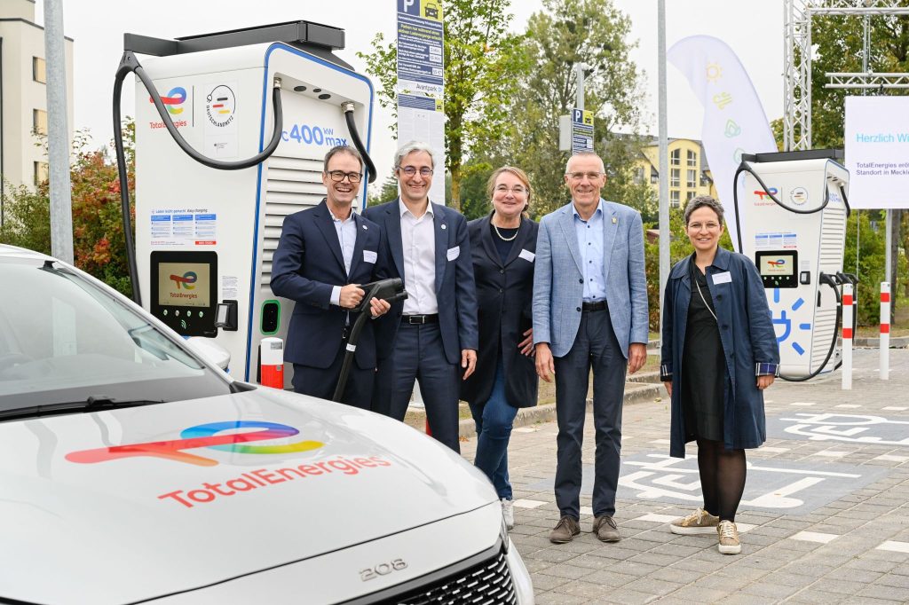 TotalEnergies heeft in Waren an der Müritz in het noordoosten van Duitsland het eerste laadstation geopend in het kader van het ‘Deutschlandnetz’. Het snellaadstation, de eerste in de deelstaat Mecklenburg-Vorpommern, biedt EV-rijders acht oplaadpunten met een vermogen tot 200 kW. Waren is de eerste van in totaal 167 laadlocaties die TotalEnergies voor het ‘Deutschlandnetz’ gaat realiseren.