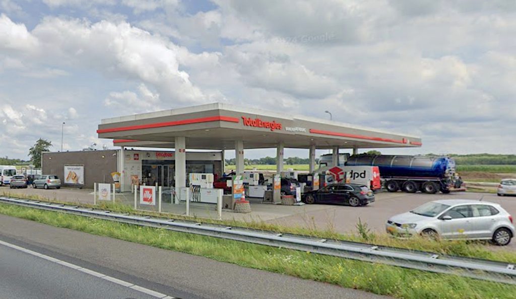 Na een vier maanden durende bouwoperatie opent vrijdag bij TotalEnergies ‘Vanenburg’ aan de snelweg A28 tussen Nijkerk en Putten een nieuwe parkeerplaats waar tot vijftig vrachtwagens en personenauto’s kunnen parkeren. Ondernemer Kees Top van het bijbehorende tankstation is blij: ‘Na vijftien jaar hebben we eindelijk meer armslag.’