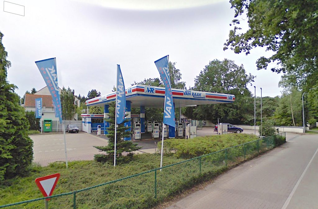 Het Van Raak tankstation dat aan de N12 tussen het Belgische Poppel en Nederlandse Goirle precies op de grens ligt, wordt grondig vernieuwd en flink vergroot. Extra lanen, extra betaalterminals en faciliteiten voor vrachtwagens moeten lange wachtrijen van vooral Nederlanders aan de pomp voorkomen.